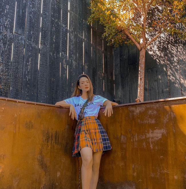 Minh Hằng hay diện chân váy ngắn hack dáng, hack tuổi nhưng có vài kiểu nàng 30+ học theo dễ thành cưa sừng làm nghé-1