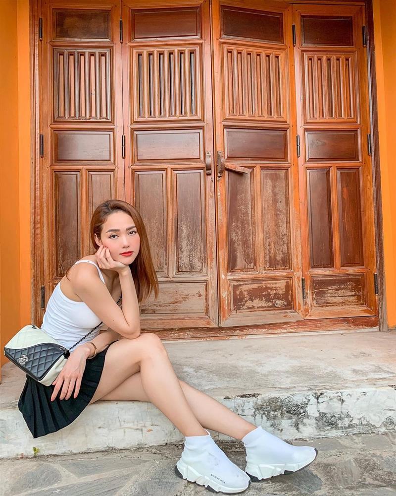 Minh Hằng hay diện chân váy ngắn hack dáng, hack tuổi nhưng có vài kiểu nàng 30+ học theo dễ thành cưa sừng làm nghé-3