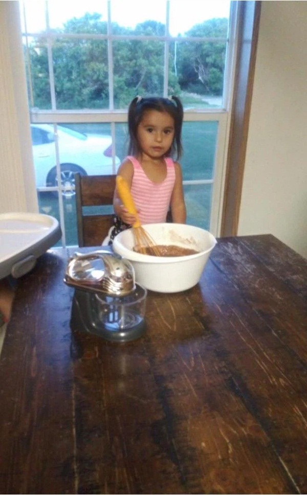 Mẹ qua đời vì bị hàng xóm hãm hại, ép sinh non để cướp thai nhi, bé gái tưởng không qua khỏi sau 4 năm xuất hiện ai nấy đều kinh ngạc-9