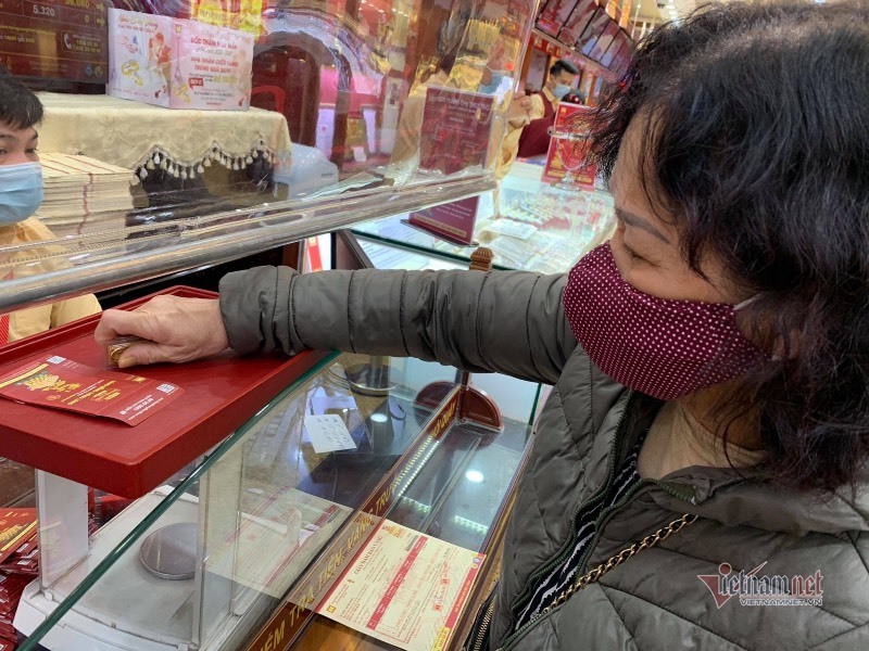 Giá vàng hôm nay 8/3: Tuần mới trầm lắng, chưa thể bứt phá-1