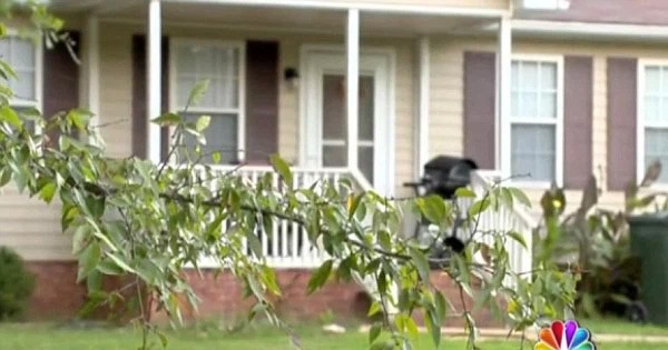 Nửa đêm nghe tiếng động lạ trên mái nhà, bà mẹ đơn thân hốt hoảng nhờ người kiểm tra và phát hiện cảnh tượng choáng váng về gã bạn trai cũ-1