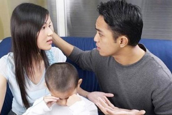 Gục xuống khi chồng đưa bé gái giống hệt về, nửa đêm anh thủ thỉ bí mật không tưởng