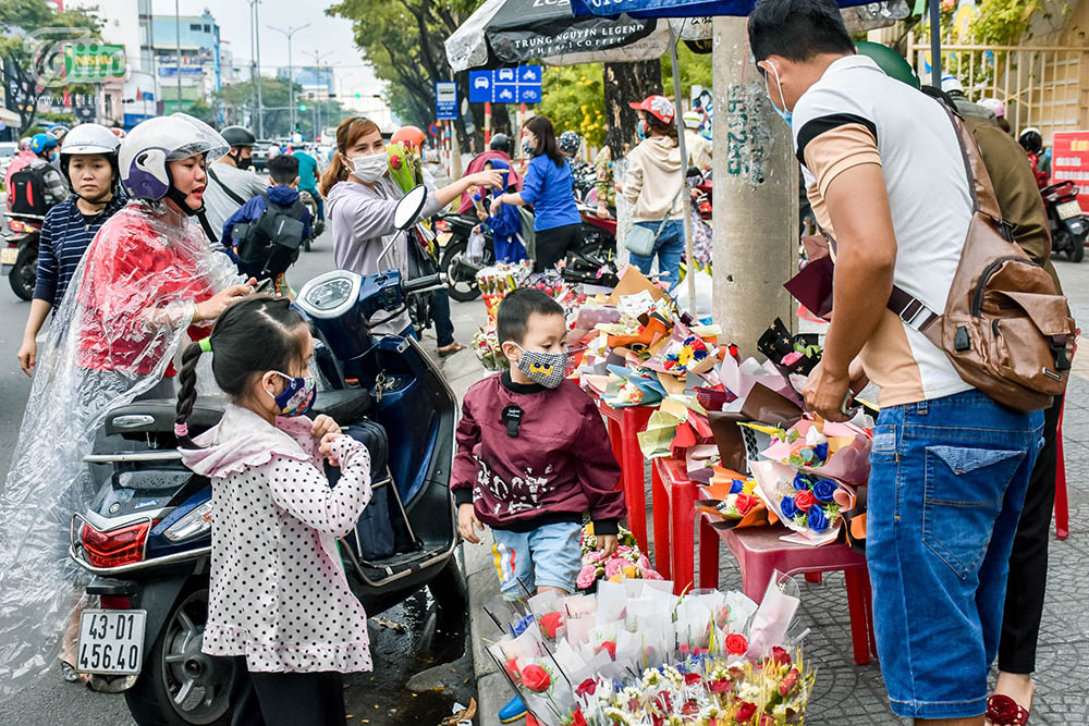 Hàng hoa cá kiếm tiền triệu trong ngày 8/3, các mặt hàng ăn theo bị ngó lơ-1