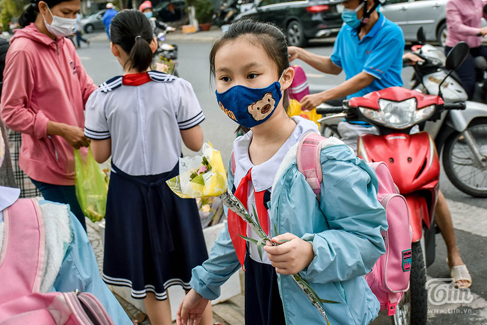 Hàng hoa cá kiếm tiền triệu trong ngày 8/3, các mặt hàng ăn theo bị ngó lơ-11