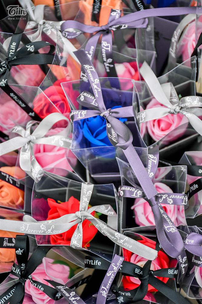 Hàng hoa cá kiếm tiền triệu trong ngày 8/3, các mặt hàng ăn theo bị ngó lơ-7