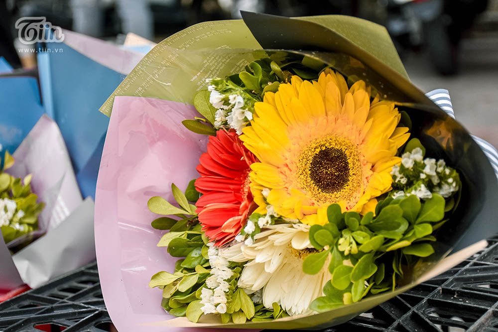 Hàng hoa cá kiếm tiền triệu trong ngày 8/3, các mặt hàng ăn theo bị ngó lơ-8