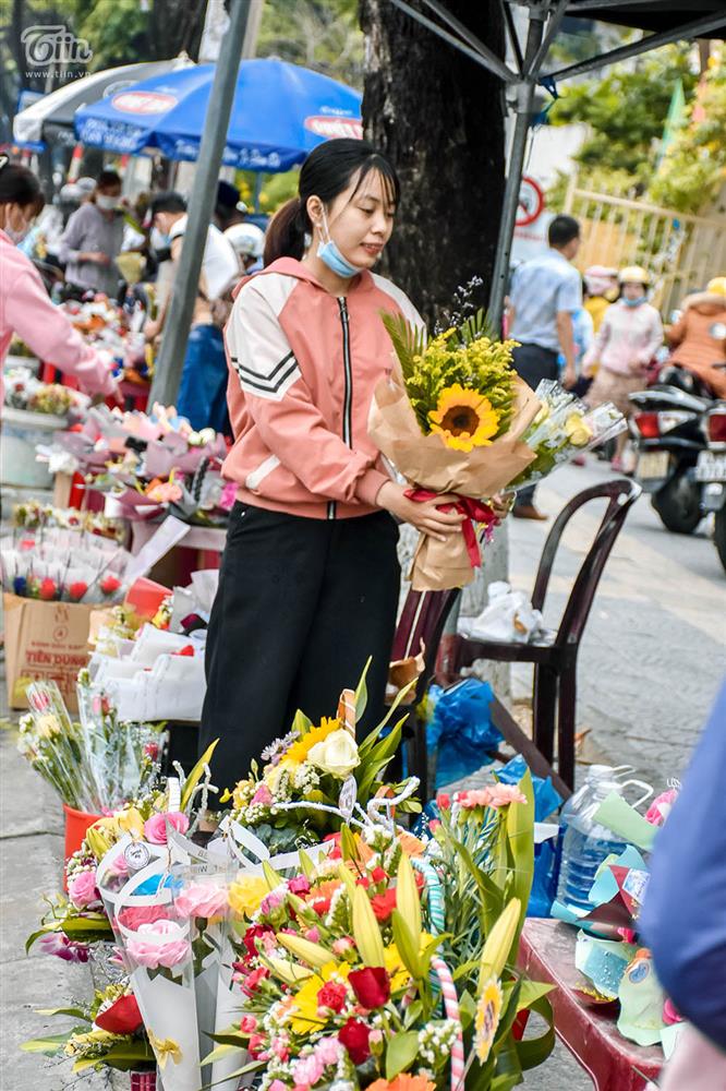 Hàng hoa cá kiếm tiền triệu trong ngày 8/3, các mặt hàng ăn theo bị ngó lơ-14