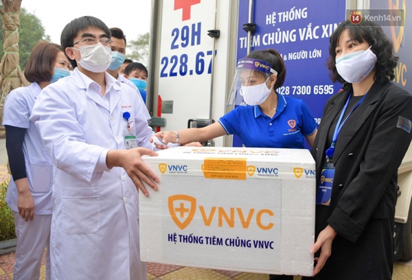 Những người đầu tiên tại Hà Nội và TP.HCM được tiêm vaccine phòng Covid-19-9