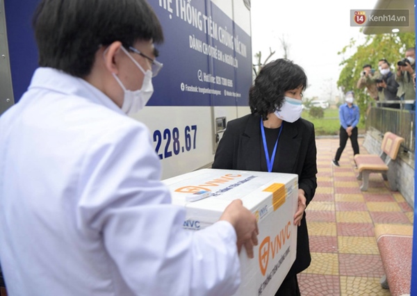 Những người đầu tiên tại Hà Nội và TP.HCM được tiêm vaccine phòng Covid-19-10