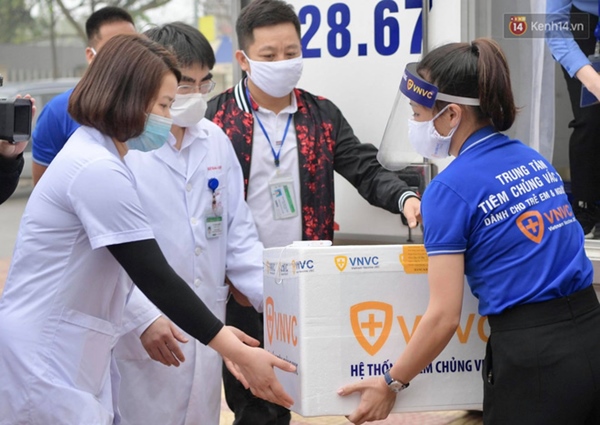 Những người đầu tiên tại Hà Nội và TP.HCM được tiêm vaccine phòng Covid-19-11