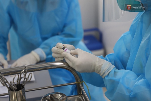 Những người đầu tiên tại Hà Nội và TP.HCM được tiêm vaccine phòng Covid-19-20