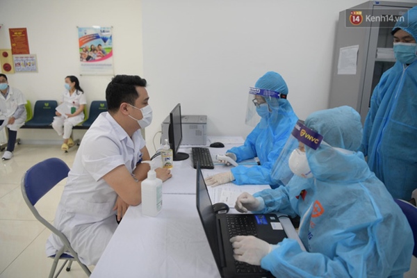 Những người đầu tiên tại Hà Nội và TP.HCM được tiêm vaccine phòng Covid-19-23