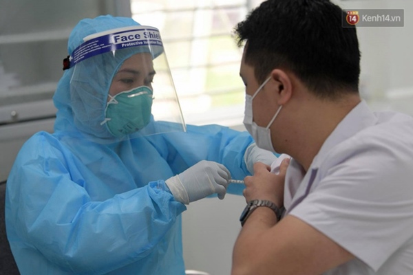 Những người đầu tiên tại Hà Nội và TP.HCM được tiêm vaccine phòng Covid-19-24
