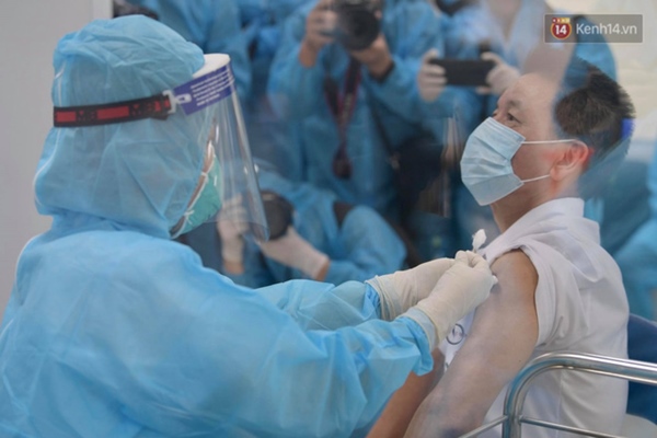 Những người đầu tiên tại Hà Nội và TP.HCM được tiêm vaccine phòng Covid-19-25