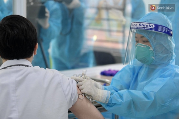 Những người đầu tiên tại Hà Nội và TP.HCM được tiêm vaccine phòng Covid-19-26