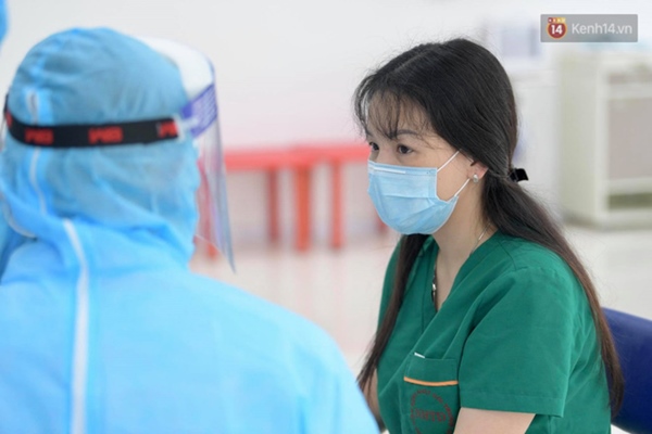 Những người đầu tiên tại Hà Nội và TP.HCM được tiêm vaccine phòng Covid-19-27