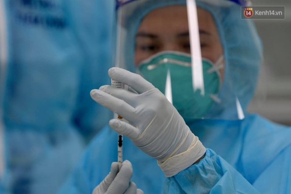 Những người đầu tiên tại Hà Nội và TP.HCM được tiêm vaccine phòng Covid-19-28
