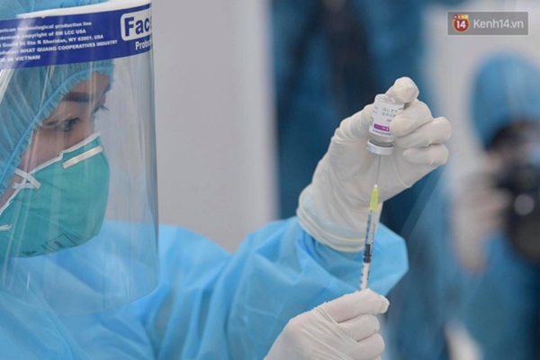 Những người đầu tiên tại Hà Nội và TP.HCM được tiêm vaccine phòng Covid-19-29