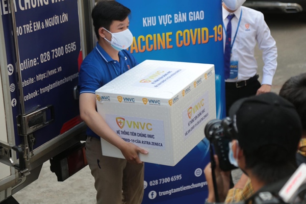 Những người đầu tiên tại Hà Nội và TP.HCM được tiêm vaccine phòng Covid-19-31