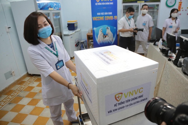 Những người đầu tiên tại Hà Nội và TP.HCM được tiêm vaccine phòng Covid-19-32