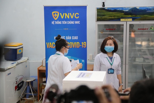Những người đầu tiên tại Hà Nội và TP.HCM được tiêm vaccine phòng Covid-19-33