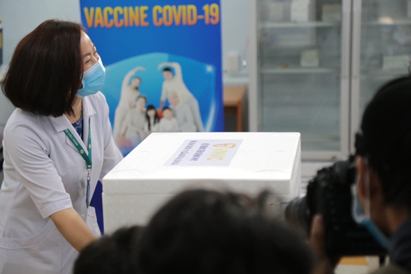 Những người đầu tiên tại Hà Nội và TP.HCM được tiêm vaccine phòng Covid-19-34