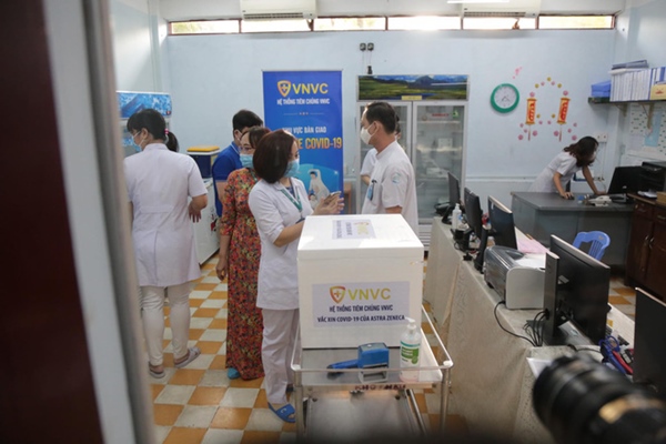 Những người đầu tiên tại Hà Nội và TP.HCM được tiêm vaccine phòng Covid-19-35