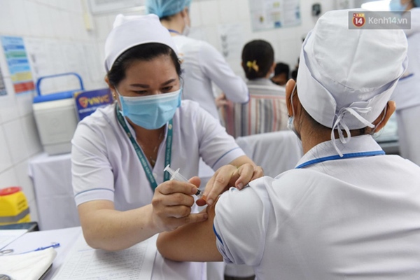 Những người đầu tiên tại Hà Nội và TP.HCM được tiêm vaccine phòng Covid-19-41