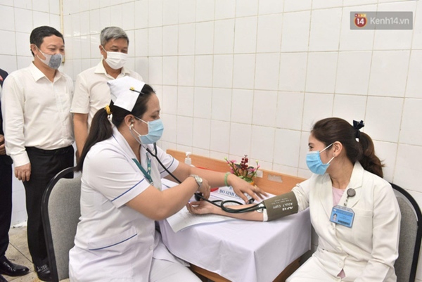 Những người đầu tiên tại Hà Nội và TP.HCM được tiêm vaccine phòng Covid-19-43