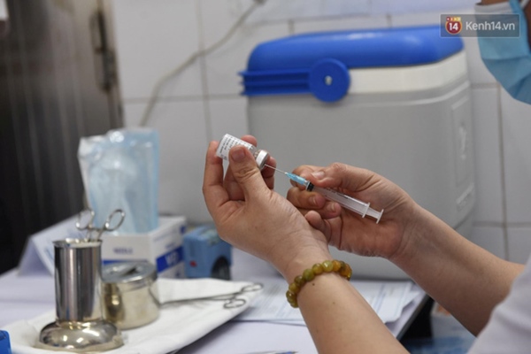 Những người đầu tiên tại Hà Nội và TP.HCM được tiêm vaccine phòng Covid-19-44