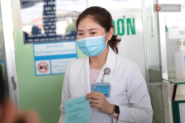 Những người đầu tiên tại Hà Nội và TP.HCM được tiêm vaccine phòng Covid-19-45
