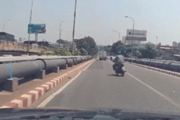 Nhiều người đổ xô nhặt tiền trên cao tốc ở Mỹ-2