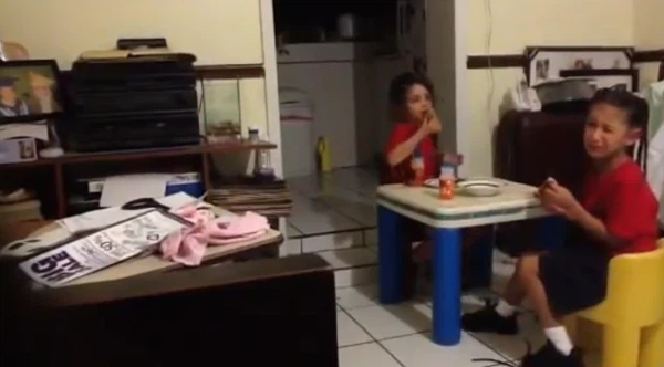 Hoảng hồn nghe 2 bé gái hét thất thanh rồi bỏ chạy khi nhìn thấy bóng ma vô hình ngay trong bếp nhà mình-1