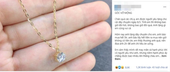 Bạn trai tặng 8/3 sợi dây chuyền vàng 5 triệu rồi hết cả tiền ăn, cô nàng gửi lại 2 triệu vì thương cảm rồi bàng hoàng khi biết sự thật sau món quà đắt giá!-1