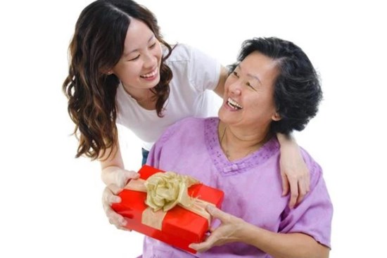 Cùng được tặng quà 8/3 nhưng mẹ chồng chỉ khoe quà con gái mà 