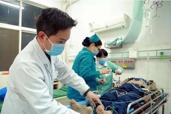 Bé 8 tháng tuổi bị xuất huyết não, đi khám bác sĩ chỉ rõ cách dỗ dành của người bà chính là nguyên nhân hại cháu-5