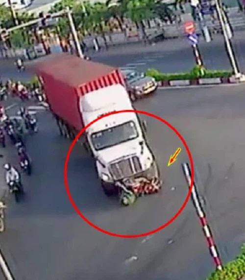 Clip: Kinh hoàng khoảnh khắc chiếc container vào cua, cán qua 2 người phụ nữ đi xe máy rồi kéo lê trên đường-1