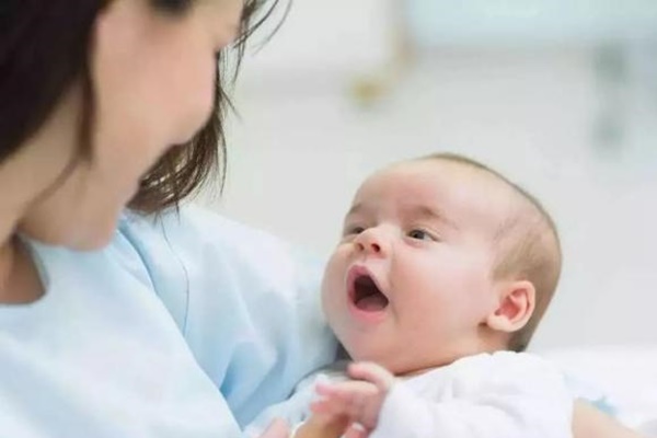 Bé gái vừa chào đời đã phải khâu 13 mũi vì bị bác sĩ rạch vào mặt trong lúc mổ đẻ-4