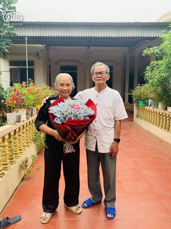 Cụ ông U80 năm nào cũng mua hoa tặng vợ dịp 8/3, món quà lần này chất chơi không kém gì giới trẻ-2