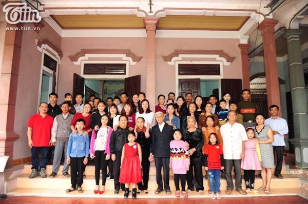 Cụ ông U80 năm nào cũng mua hoa tặng vợ dịp 8/3, món quà lần này chất chơi không kém gì giới trẻ-3