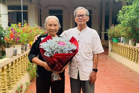 Cụ ông U80 năm nào cũng mua hoa tặng vợ dịp 8/3, món quà lần này 'chất chơi' không kém gì giới trẻ