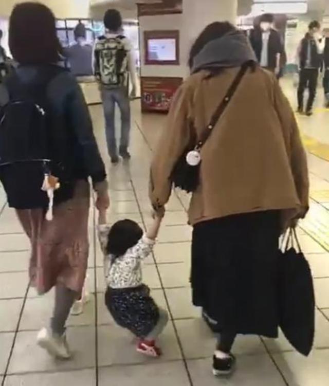 Em bé đòi bế vì lười đi, người mẹ phớt lờ rồi làm hành động này, kết quả sau đó khiến ai cũng ngạc nhiên-1