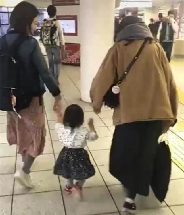 Em bé đòi bế vì lười đi, người mẹ phớt lờ rồi làm hành động này, kết quả sau đó khiến ai cũng ngạc nhiên-3