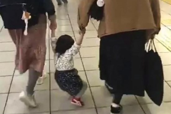 Em bé đòi bế vì lười đi, người mẹ phớt lờ rồi làm hành động này, kết quả sau đó khiến ai cũng ngạc nhiên