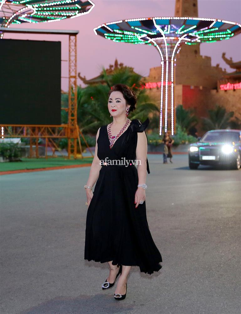 Vợ chồng Dũng lò vôi lần đầu xuất hiện trước công chúng sau vụ tố thần y lừa đảo, hàng trăm người vây quanh, đi bộ bình thản vào dự tiệc-3