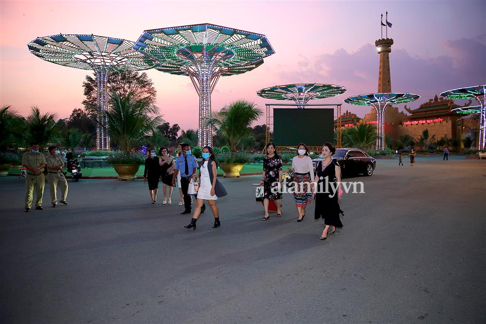 Vợ chồng Dũng lò vôi lần đầu xuất hiện trước công chúng sau vụ tố thần y lừa đảo, hàng trăm người vây quanh, đi bộ bình thản vào dự tiệc-5