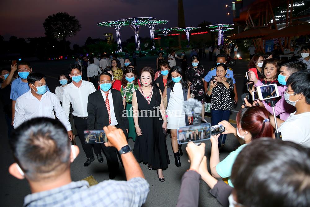 Vợ chồng Dũng lò vôi lần đầu xuất hiện trước công chúng sau vụ tố thần y lừa đảo, hàng trăm người vây quanh, đi bộ bình thản vào dự tiệc-6