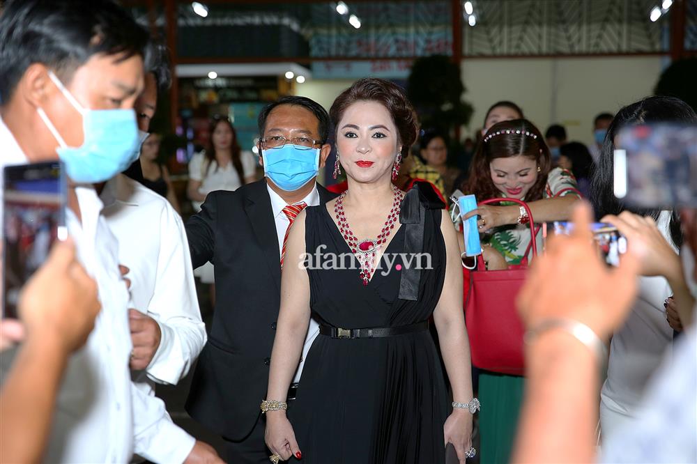 Vợ chồng Dũng lò vôi lần đầu xuất hiện trước công chúng sau vụ tố thần y lừa đảo, hàng trăm người vây quanh, đi bộ bình thản vào dự tiệc-7