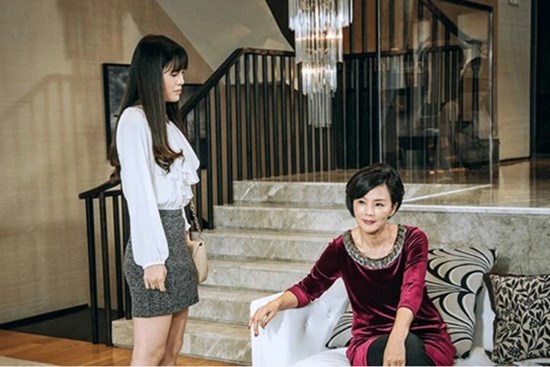 Cô vợ viết đơn ly hôn thì mẹ chồng oán trách 