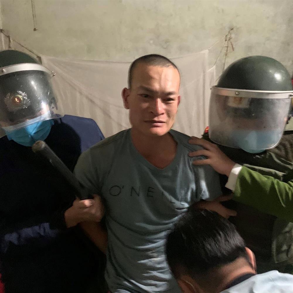 Đánh bạn bị thương, chém tài xế và đốt luôn xe taxi được gọi tới đưa bạn đi cấp cứu-1